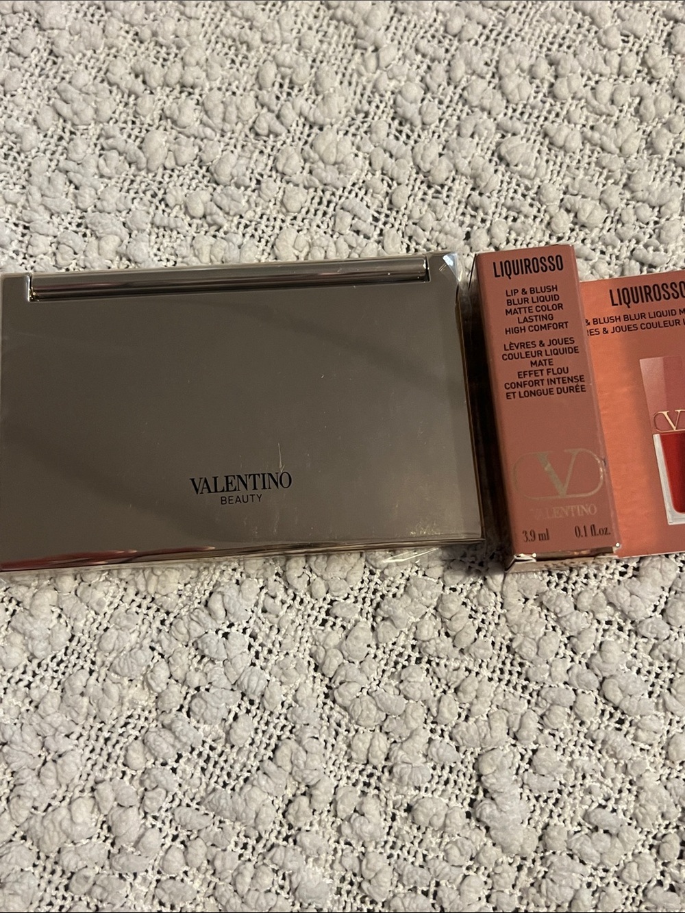 Valentino Beauty Compact Mirror & Valentino Liquirosso Lip & Blush Blur Liquid - Picture 2 of 6